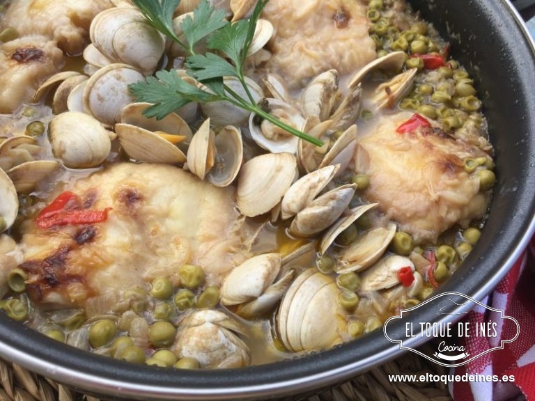 Pasado ese tiempo incorporamos las almejas ya escurridas y limpias; volvemos a tapar y dejamos 2 o 3 minutos solamente porque se harán sin problemas.